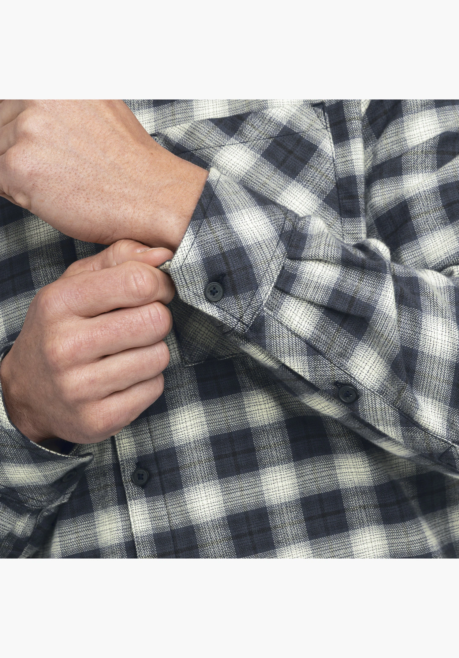 Shirt Style Kleion MNS in blue showing a close-up of the buttoned cuff and checked fabric at the wrist. Close-up against a white background.