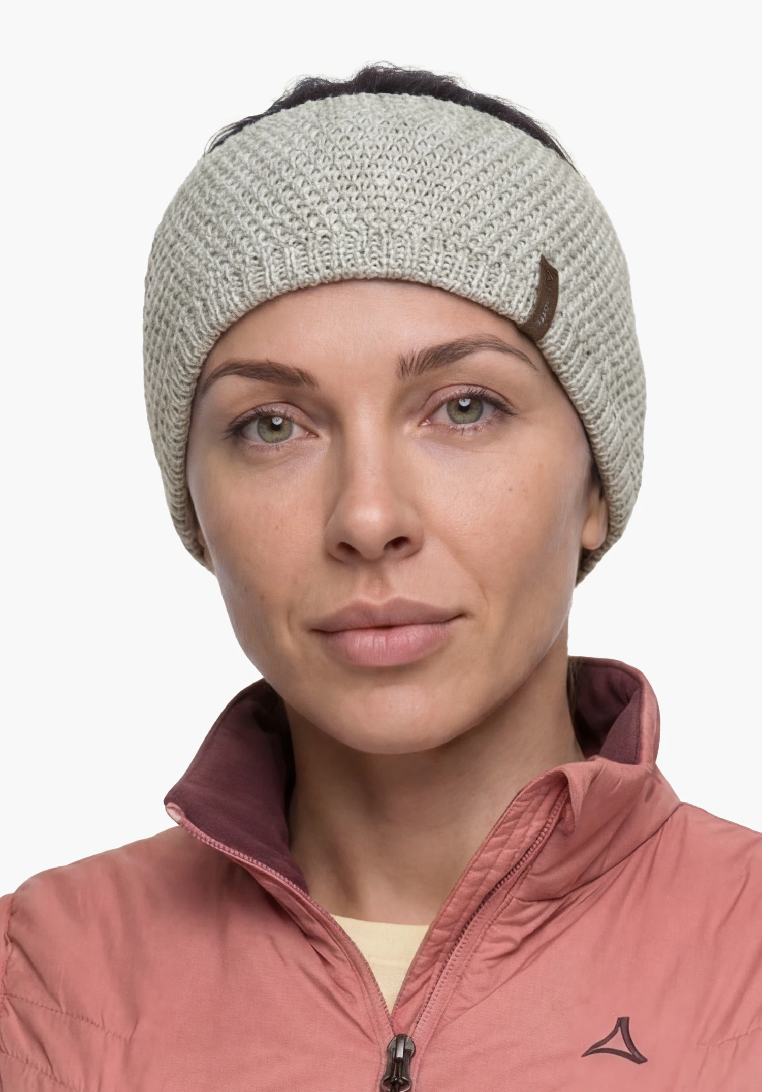 Headband Style Wildkar ALL in grau mit sichtbarem Schöffel-Logo auf einem kleinen Lederpatch, getragen von einem weiblichen Model in Frontansicht mit aufrechtem Stand vor weißem Hintergrund. (KI-generiert)