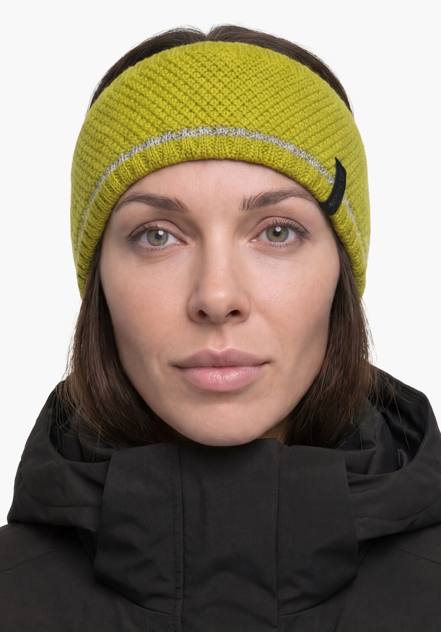 Headband Style Wildkar ALL in gelb, mit Schöffel-Logo, getragen von einem weiblichen Model in aufrechtem Stand und Frontansicht vor weißem Hintergrund. (KI-generiert)