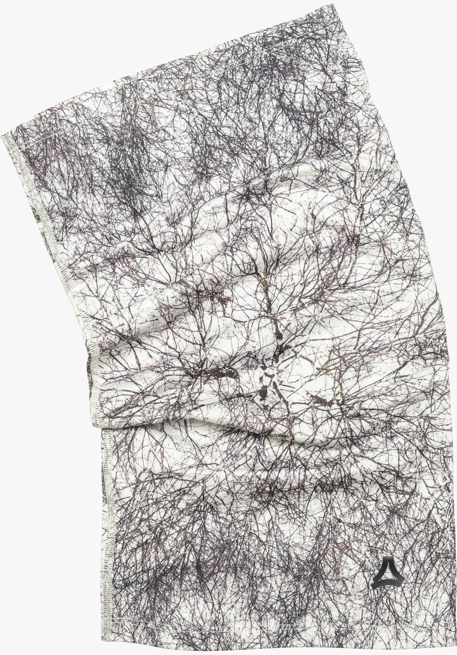 Schöffel X Tom Hegen Scarf Schal in Natur mit markantem Ast-Print und Schöffel-Logo, freigestellt vor weißem Hintergrund.