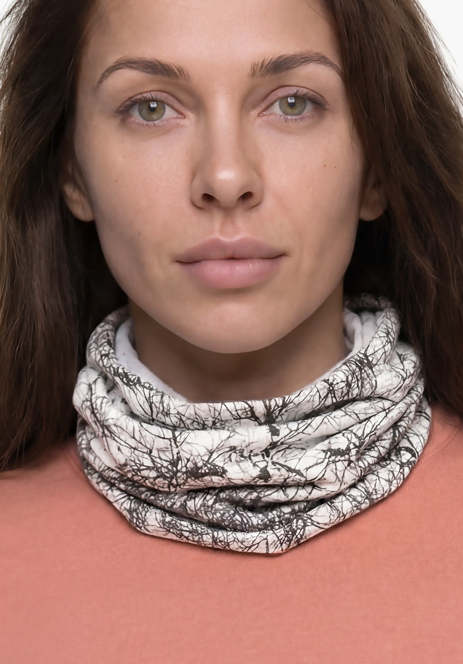 Schöffel X Tom Hegen Scarf in natur, getragen von einem weiblichen Model in Frontansicht mit aufrechtem Stand vor weißem Hintergrund. (KI-generiert)