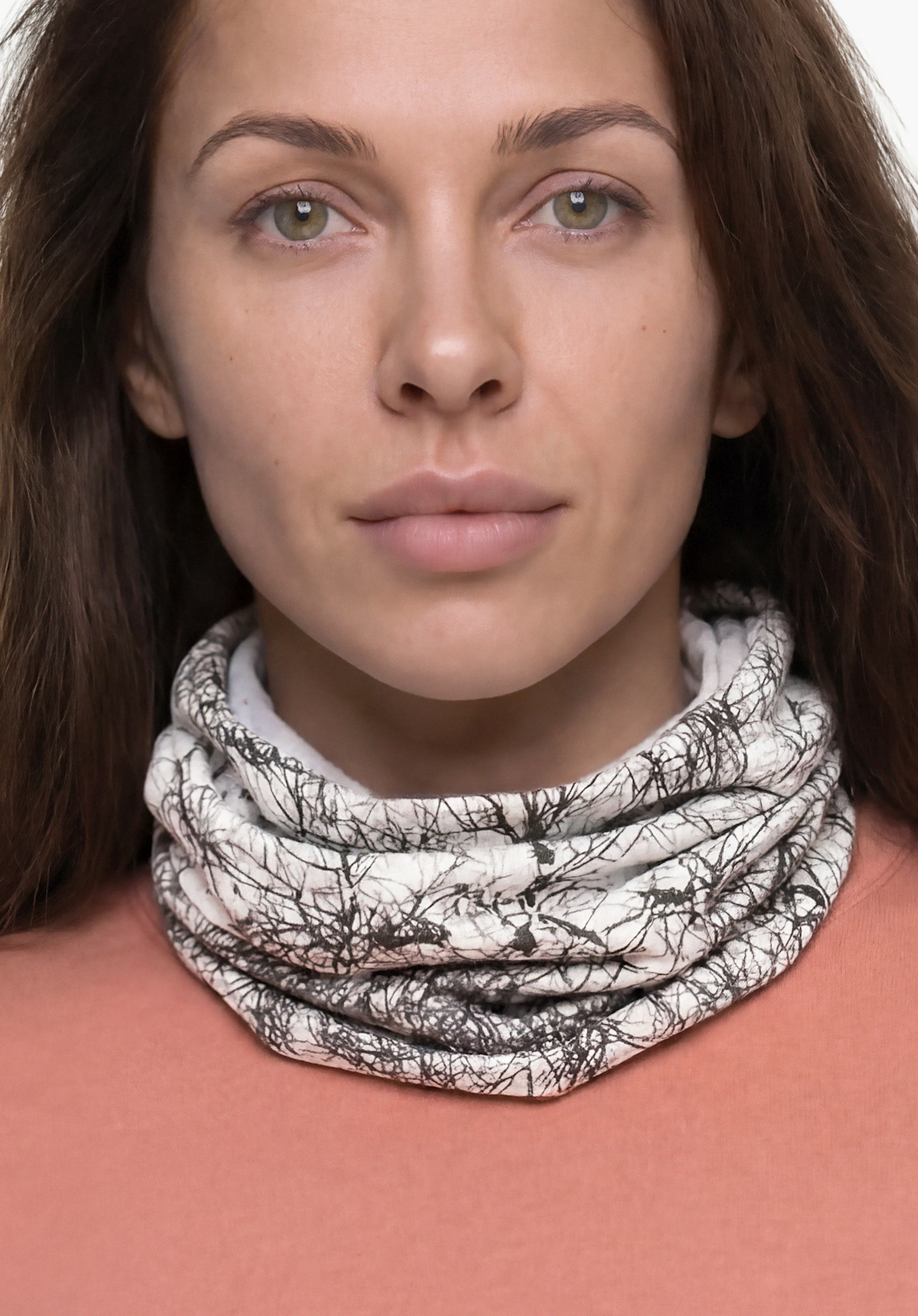 Schöffel X Tom Hegen Scarf en couleur naturelle, porté par un modèle féminin debout et vu de face sur fond blanc. (Généré par IA)