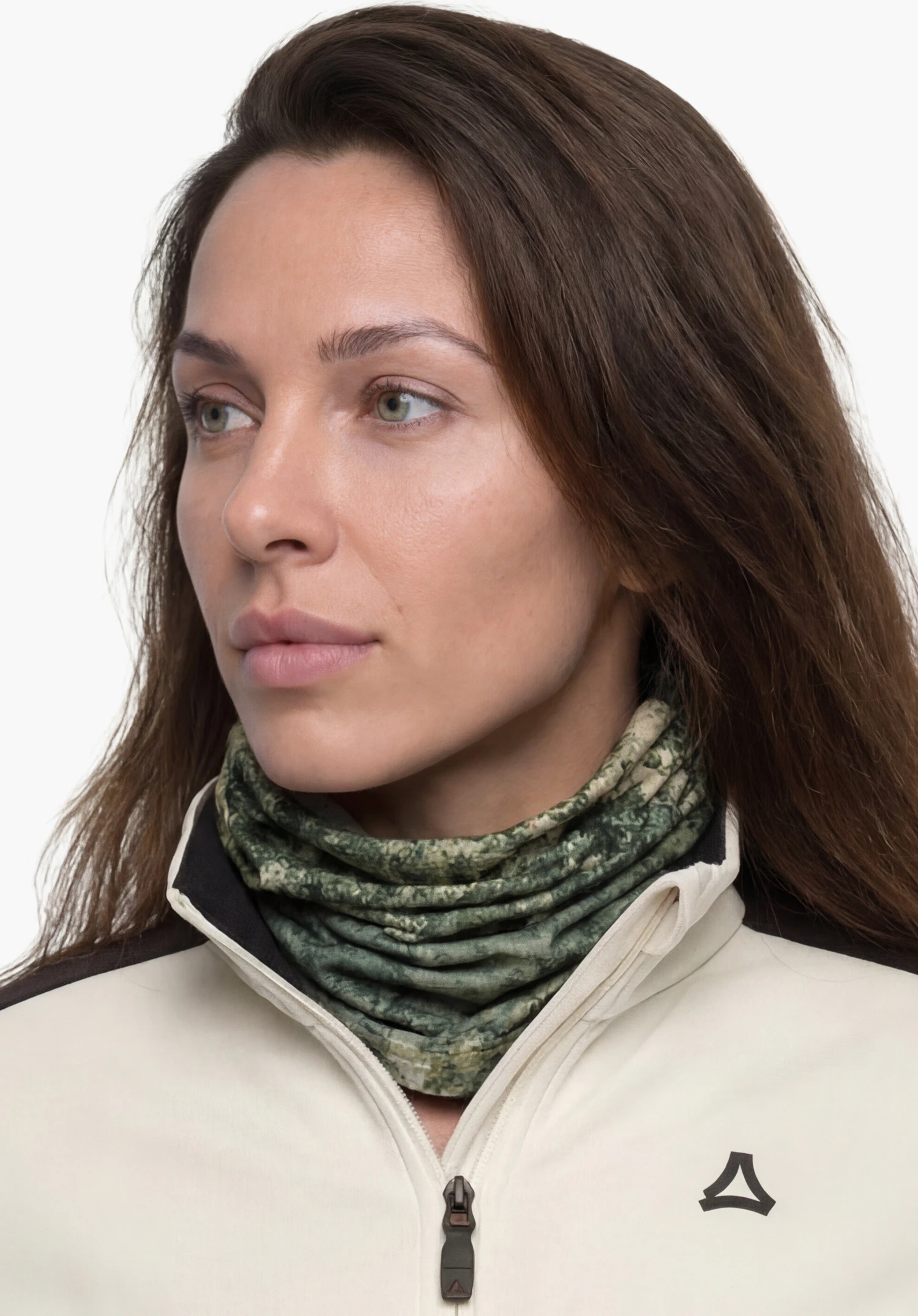 Schöffel X Tom Hegen Scarf in grün, getragen von einem weiblichen Model in Frontansicht mit aufrechtem Stand und sichtbarem Schöffel-Logo vor weißem Hintergrund. (KI-generiert)