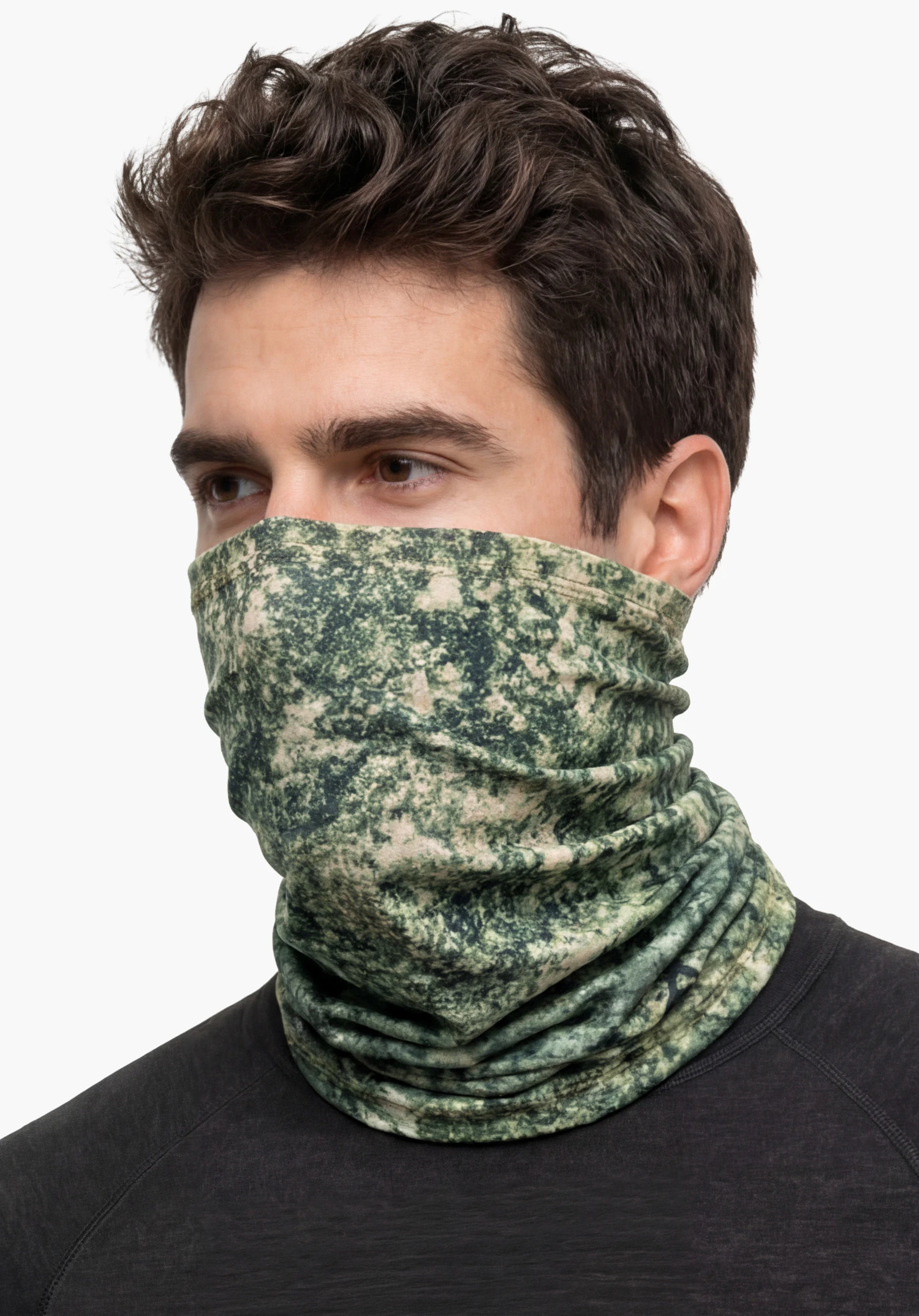 Schöffel X Tom Hegen Scarf en vert, porté par un modèle masculin debout et vu de dos sur fond blanc. (Généré par IA)