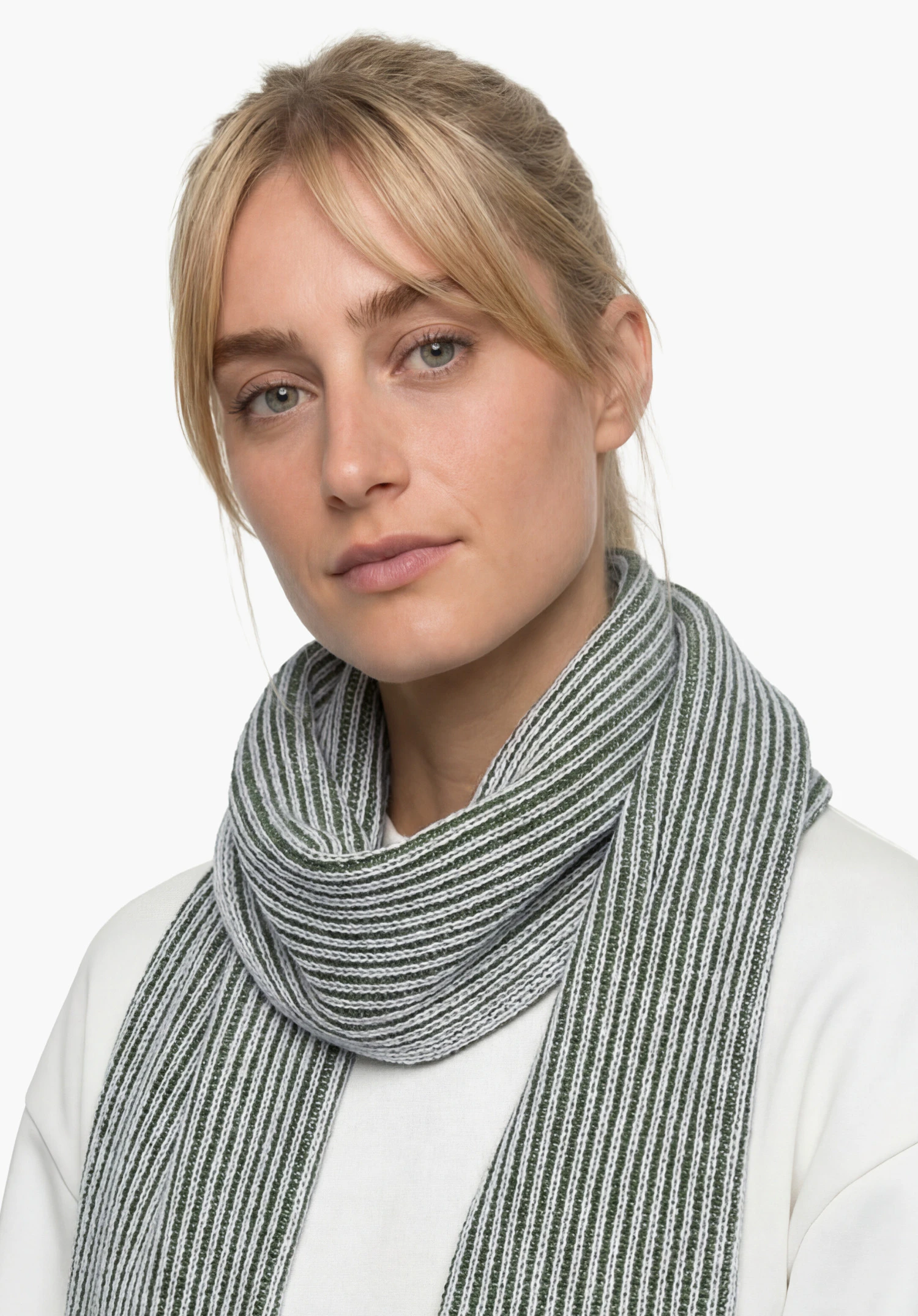 Scarf Style Cledio ALL in grün, getragen von einem weiblichen Model in Frontansicht mit aufrechtem Stand vor weißem Hintergrund. (KI-generiert)