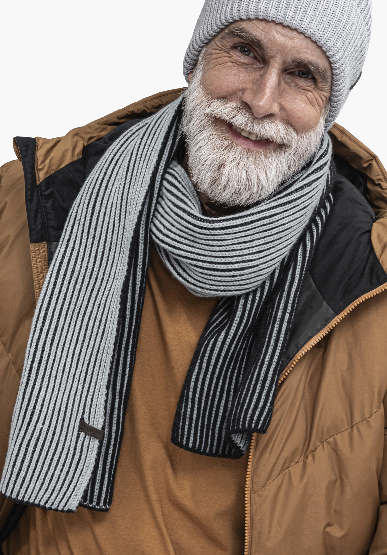 Scarf Style Cledio ALL en noir avec logo Schöffel, porté par un modèle masculin debout et vu de dos sur fond blanc. (Généré par IA)