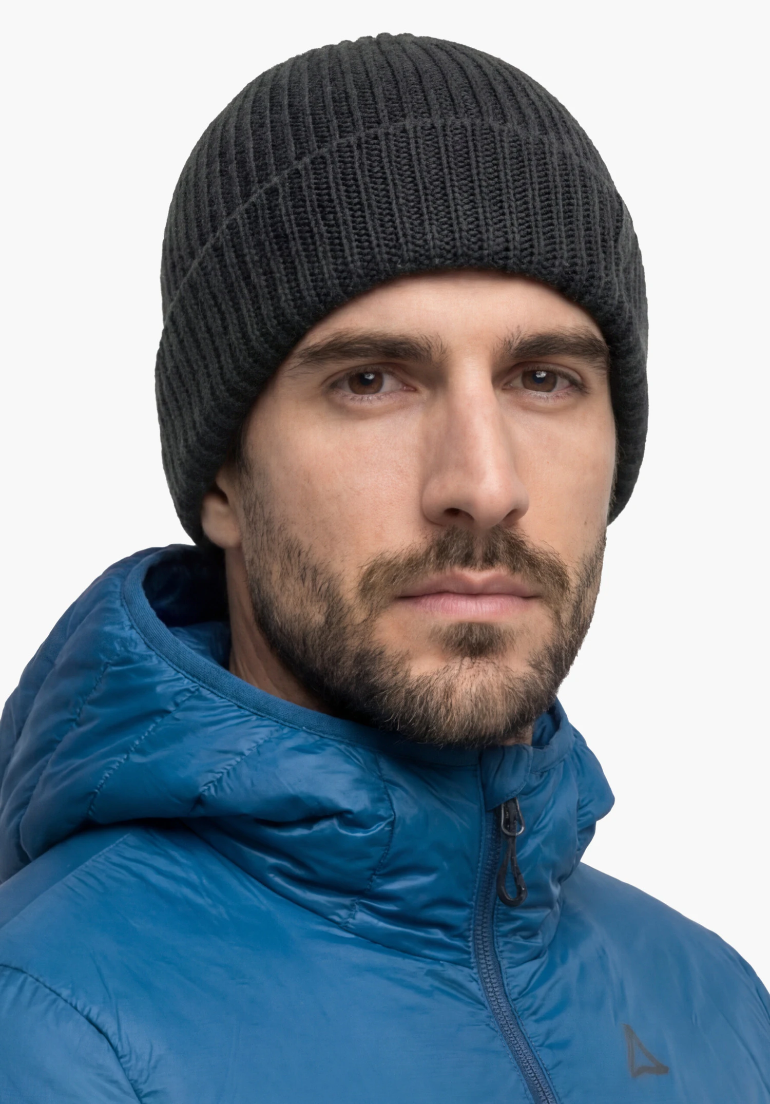 Hat Style Noxley ALL in schwarz, getragen von einem männlichen Model im aufrechten Stand in Frontansicht vor weißem Hintergrund. (KI-generiert)