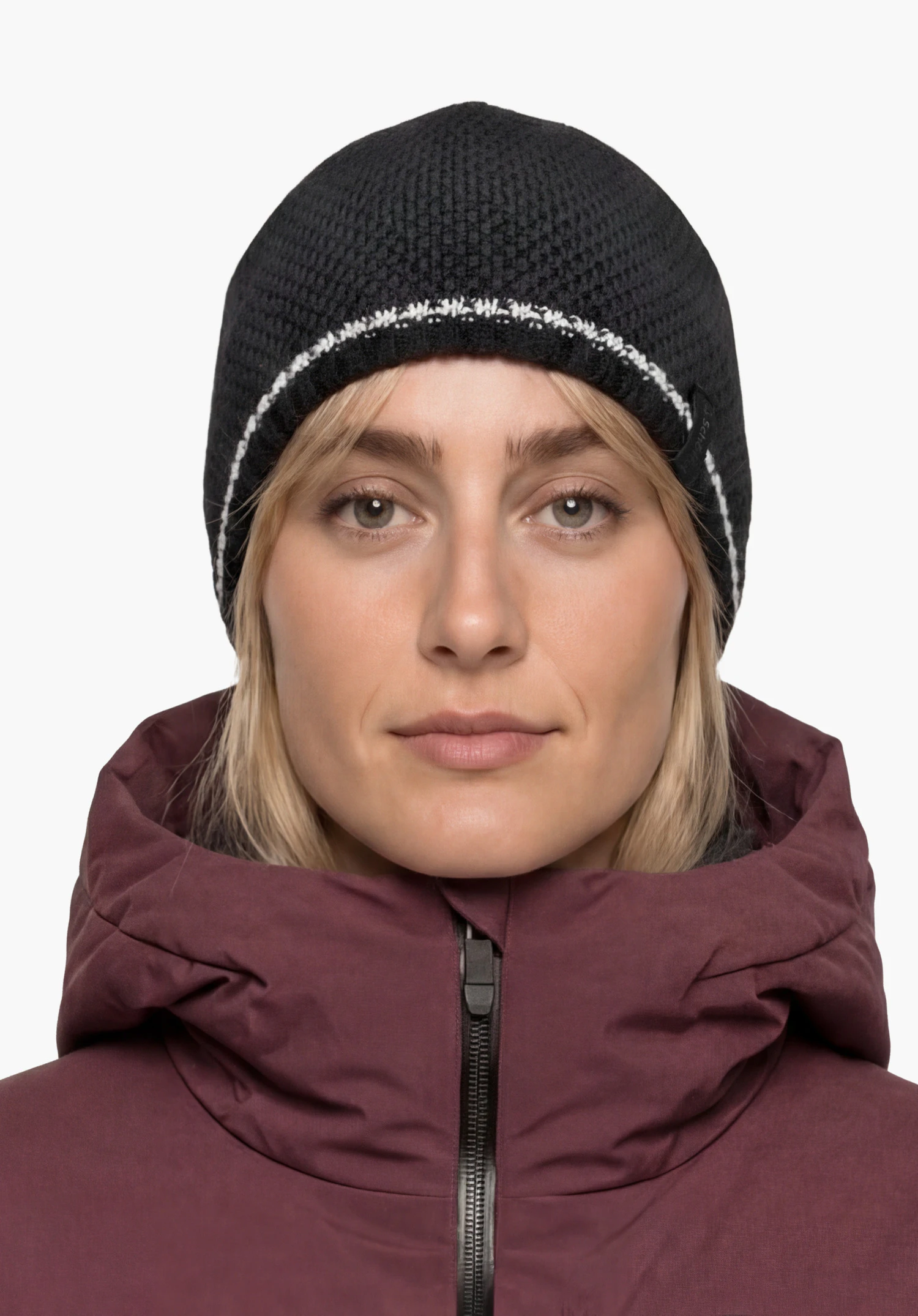 Hat Style Wildkar ALL in schwarz mit Schöffel-Schriftzug, getragen von einem weiblichen Model in Frontansicht mit aufrechtem Stand vor weißem Hintergrund. (KI-generiert)