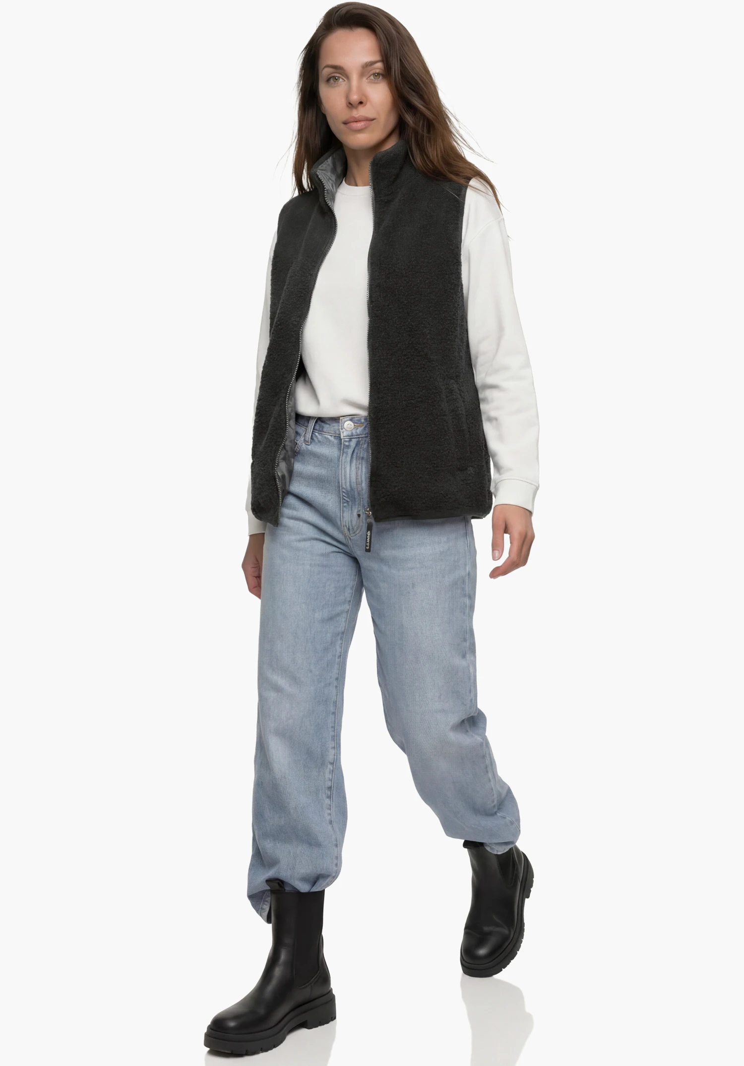Vest Style Purga WMN detailopname van de rits van het zwarte vest in close-up tegen een witte achtergrond.